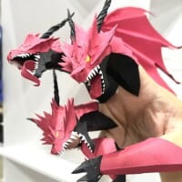 「手がドラゴンになるよ!」龍好き作家が生み出す“遊べるペーパークラフト”