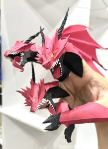 「手がドラゴンになるよ!」龍好き作家が生み出す“遊べるペーパークラフト”
