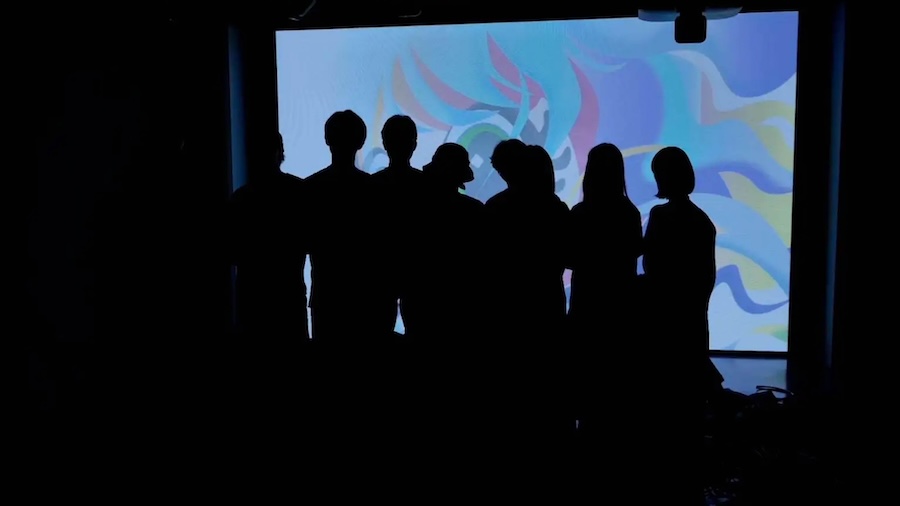 厳重な管理体制のもと「t-ウィルス」を展示