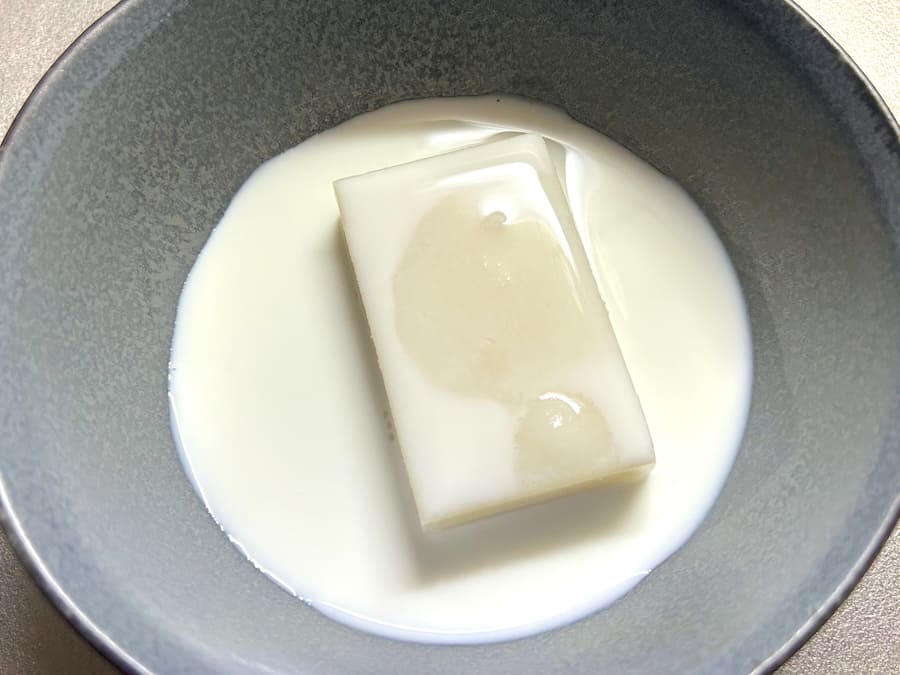 牛乳に餅を浸す