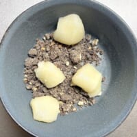 餅にブラックサンダーをまぶす