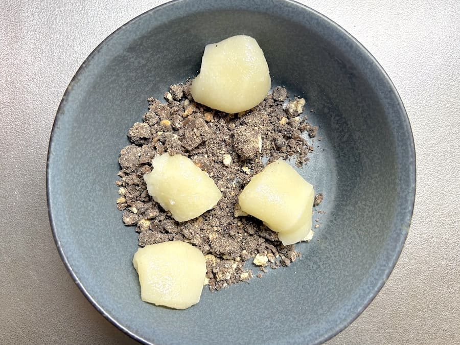 餅にブラックサンダーをまぶす