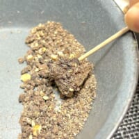 あまったブラックサンダーを餅にまぶす