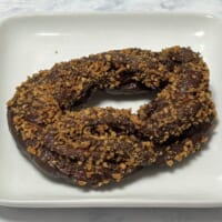 ドーナツをチョコレートとクランチで覆っています