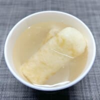 きりたんぽを湯に浸す