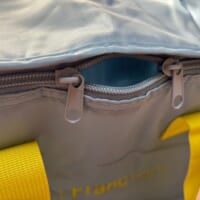 開閉はジッパー式で、左右双方向から開け閉めできる仕様