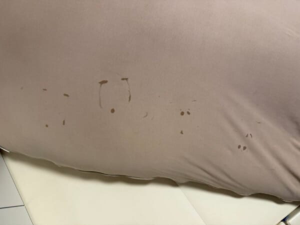 魚拓ならぬ「泣き拓」?イヤイヤ期の2歳児がヨギボーに残した跡に癒やされる人続出