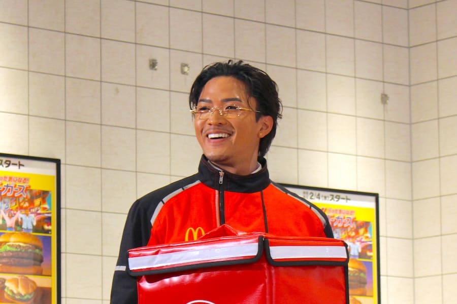 配達員姿の数原さん