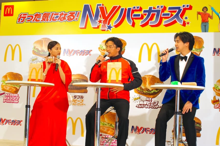 数原さんが片寄さんとみちょぱさんに新商品をお届け