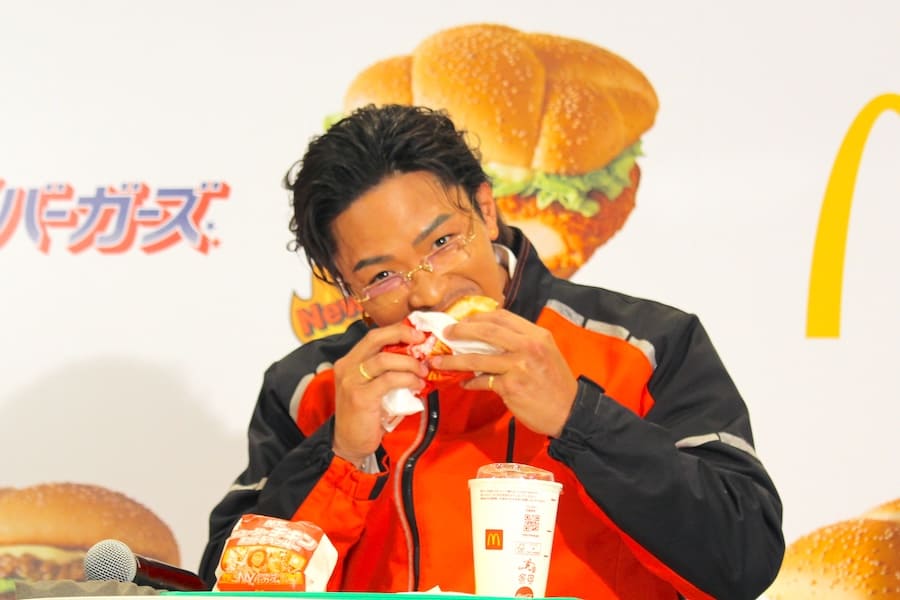 バーガーにかぶりつく数原さん