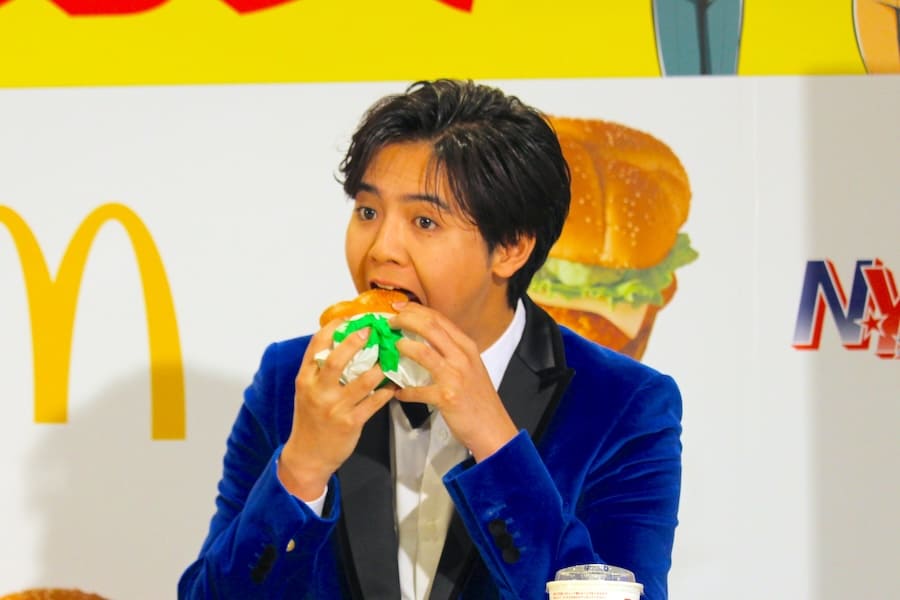 バーガーにかぶりつく片寄さん