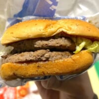 肉厚パティが2枚になって、食べごたえが桁違い