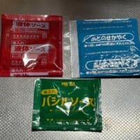 中には「後入れ液体ソース」「あとのせかやく」「後入れバジルソース」