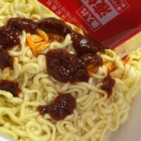 カップ麺らしからぬ鮮やかな「赤」に少し不安がよぎる