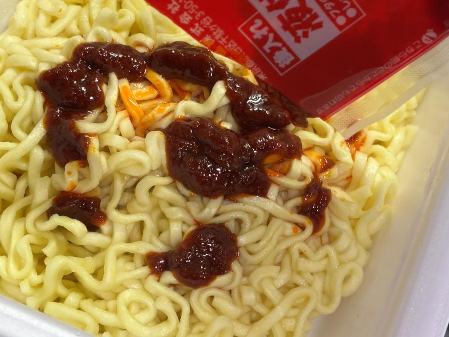 カップ麺らしからぬ鮮やかな「赤」に少し不安がよぎる