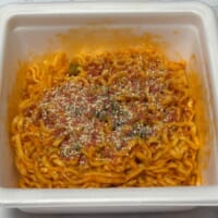 最後に「あとのせかやく」と「バジルソース」をトッピングして完成