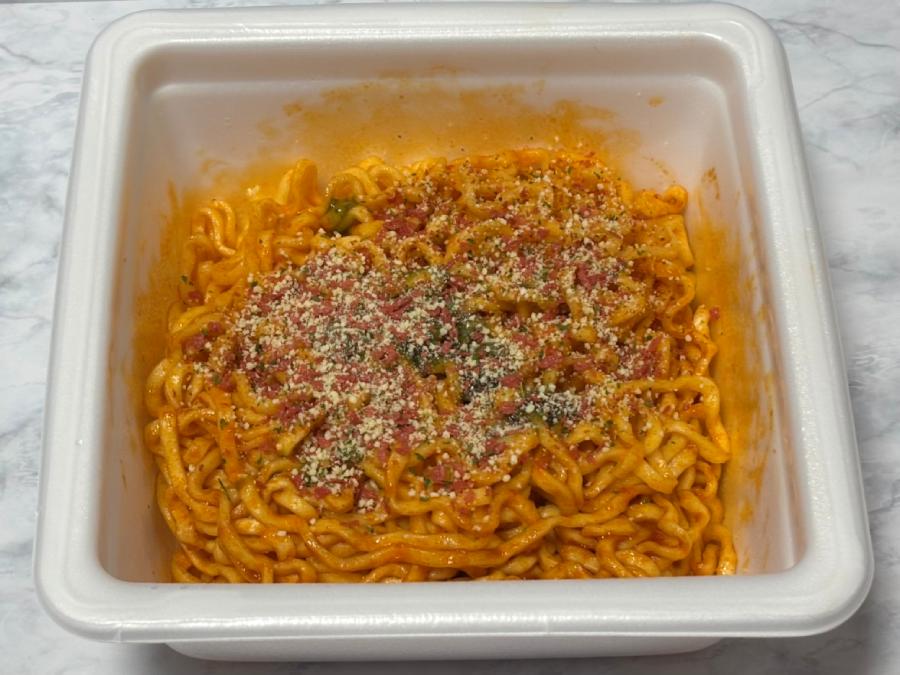 最後に「あとのせかやく」と「バジルソース」をトッピングして完成