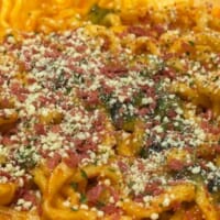 焼そばを食べているのに、口内に広がるのはピザの味