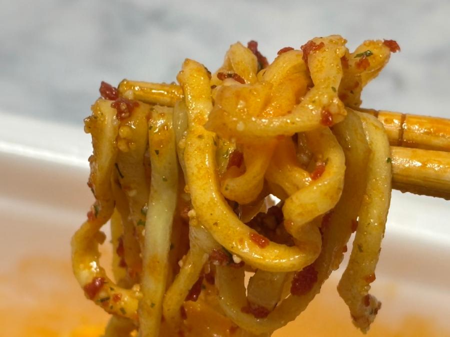 味はしっかりピザなのに、麺は焼そばの食感