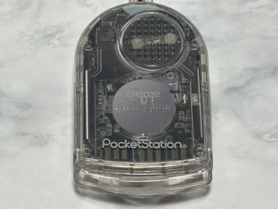 スピーカーの穴や電池カバーの形状など、細部にこだわりが詰まっています