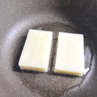 油を引いたフライパンに餅を並べる