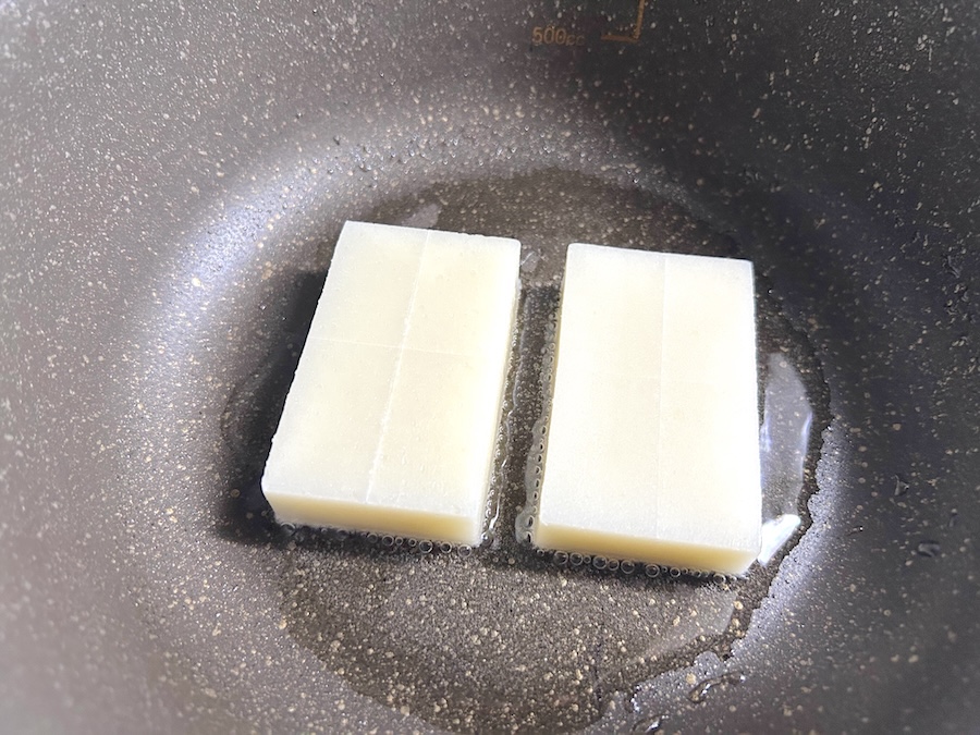 油を引いたフライパンに餅を並べる