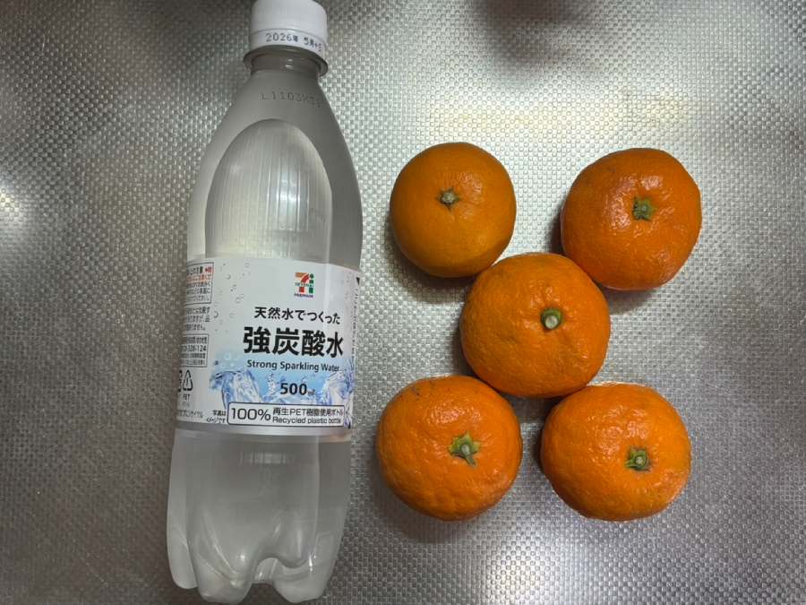 みかん5個と強炭酸水500mlを用意
