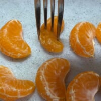 みかんにフォークで穴を開ける