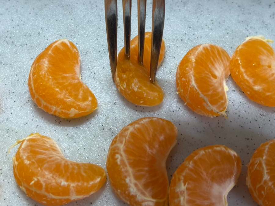 みかんにフォークで穴を開ける