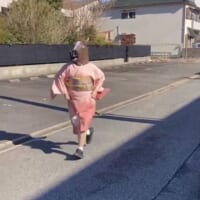 これが本当の“ウマ娘”？正月早々、着物姿で住宅地を爆走する女性の姿に10万いいね