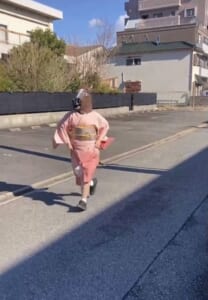 これが本当の“ウマ娘”？正月早々、着物姿で住宅地を爆走する女性の姿に10万いいね