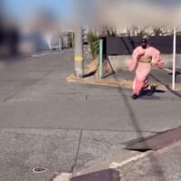 疾走するお姉さん