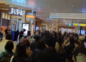 2025年秋「千葉えきまつり」での「DJ駅員ツヨシ」さんのパフォーマンス