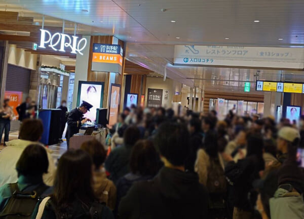 2025年秋「千葉えきまつり」での「DJ駅員ツヨシ」さんのパフォーマンス