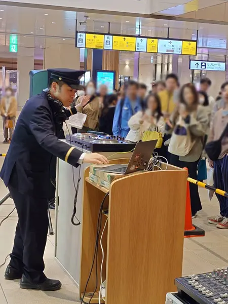 千葉駅を沸かせた「駅員DJツヨシ」 驚きの経歴と胸アツな開催経緯