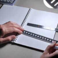 光を吸い込む「漆黒の定規」　目盛りの白飛び問題を解決する「無反射定規」発売