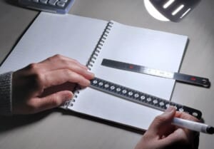 光を吸い込む「漆黒の定規」 目盛りの白飛び問題を解決する「無反射定規」発売