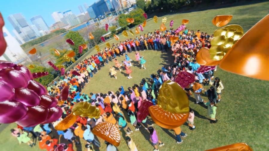 さまざまな果汁グミがミックスされていく世界観を表現