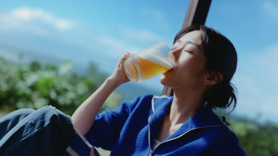 美味しさがダイレクトに伝わってくる見事な飲みっぷりを披露