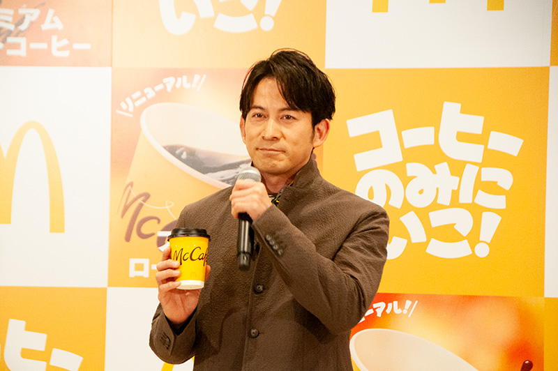 コーヒーを意識した衣装で登場した岡田准一