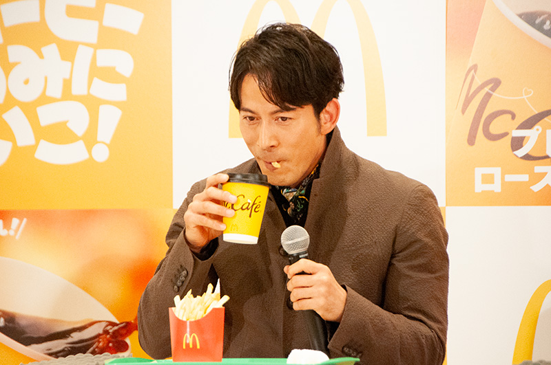 マックフライポテトとの組み合わせに「めっちゃ合う」と満悦の岡田准一
