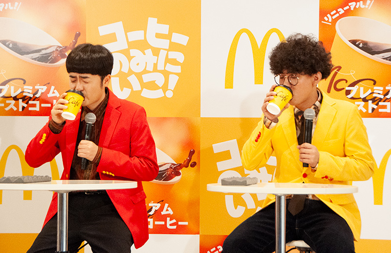 「相性抜群。香り高いコーヒーが甘さを引き立てる!」と美味しそうにコーヒーを味わうたくろう