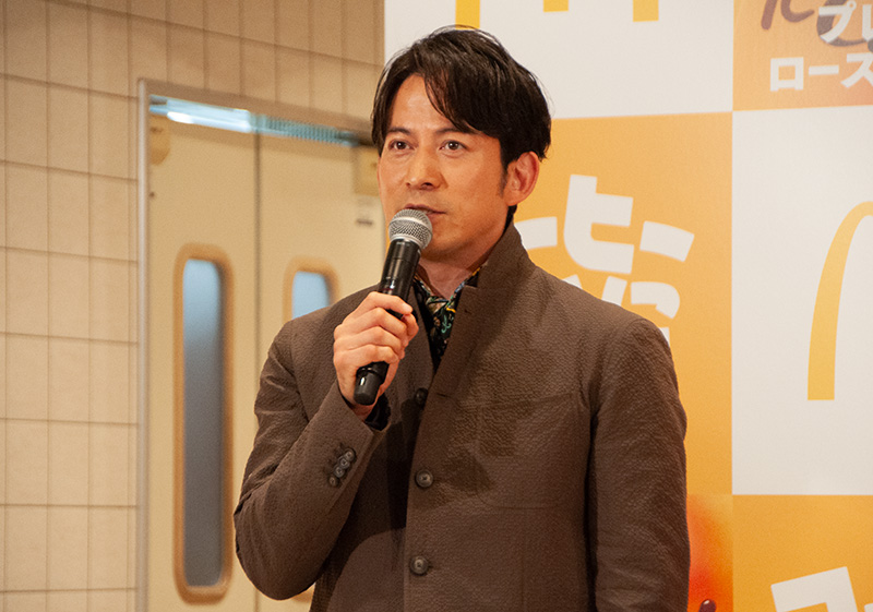 「(マクドナルドは)みんなで安心して集まれる場所。ぜひコーヒーを飲みながら、ほっとしてほしいです」と岡田准一