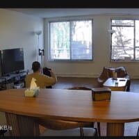 「パパが心配」遠隔カメラで見守られる外科医 哀愁漂う背中が話題