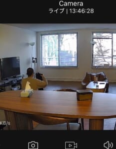 「パパが心配」遠隔カメラで見守られる外科医 哀愁漂う背中が話題