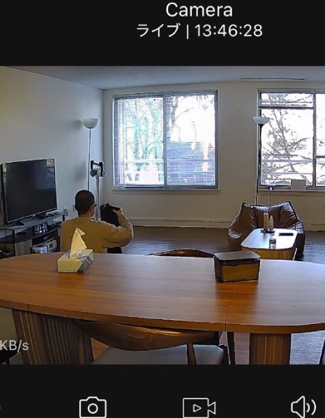 「パパが心配」遠隔カメラで見守られる外科医 哀愁漂う背中が話題