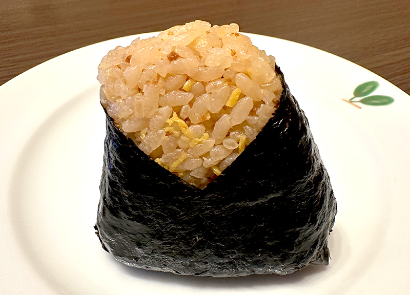 かしわはそぼろ形式になっている「かしわめし風おにぎり」