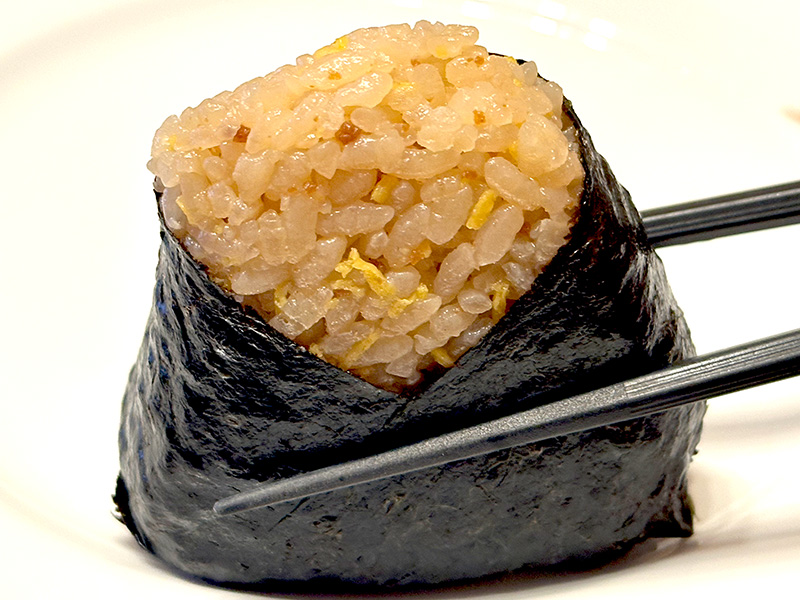 食べ口を汚さぬよう、お箸でいただきます