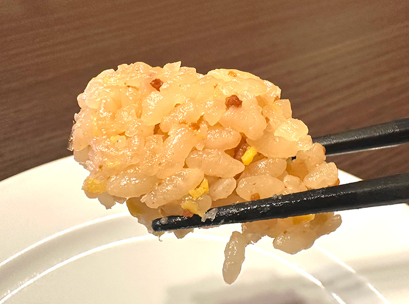 本家「かしわめし」に引けを取らない旨味。お箸でひとつまみでも大満足