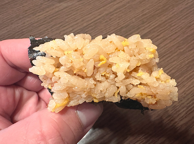 うるち米のモチモチしたかしわめしがギッシリ